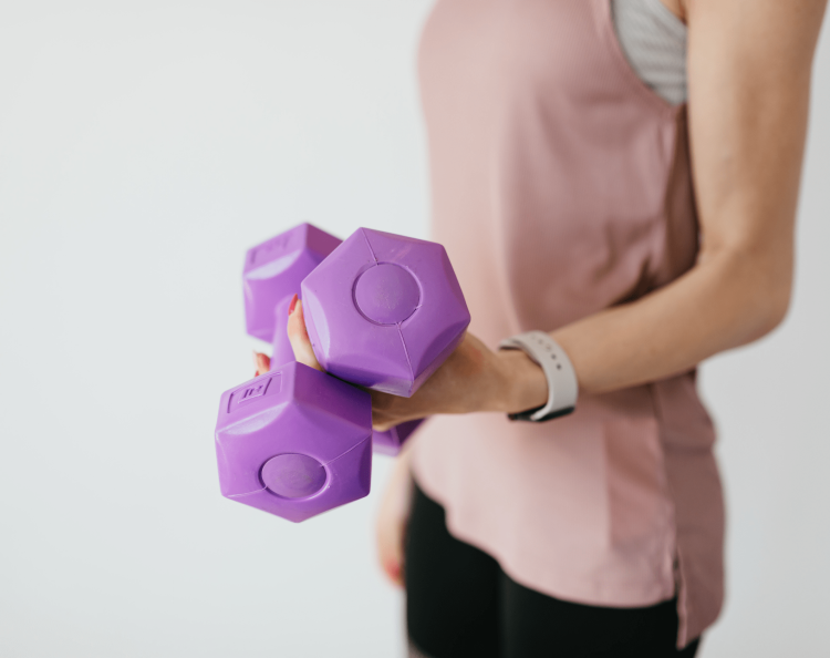How to use a single dumbbell for a total-body workout-min
